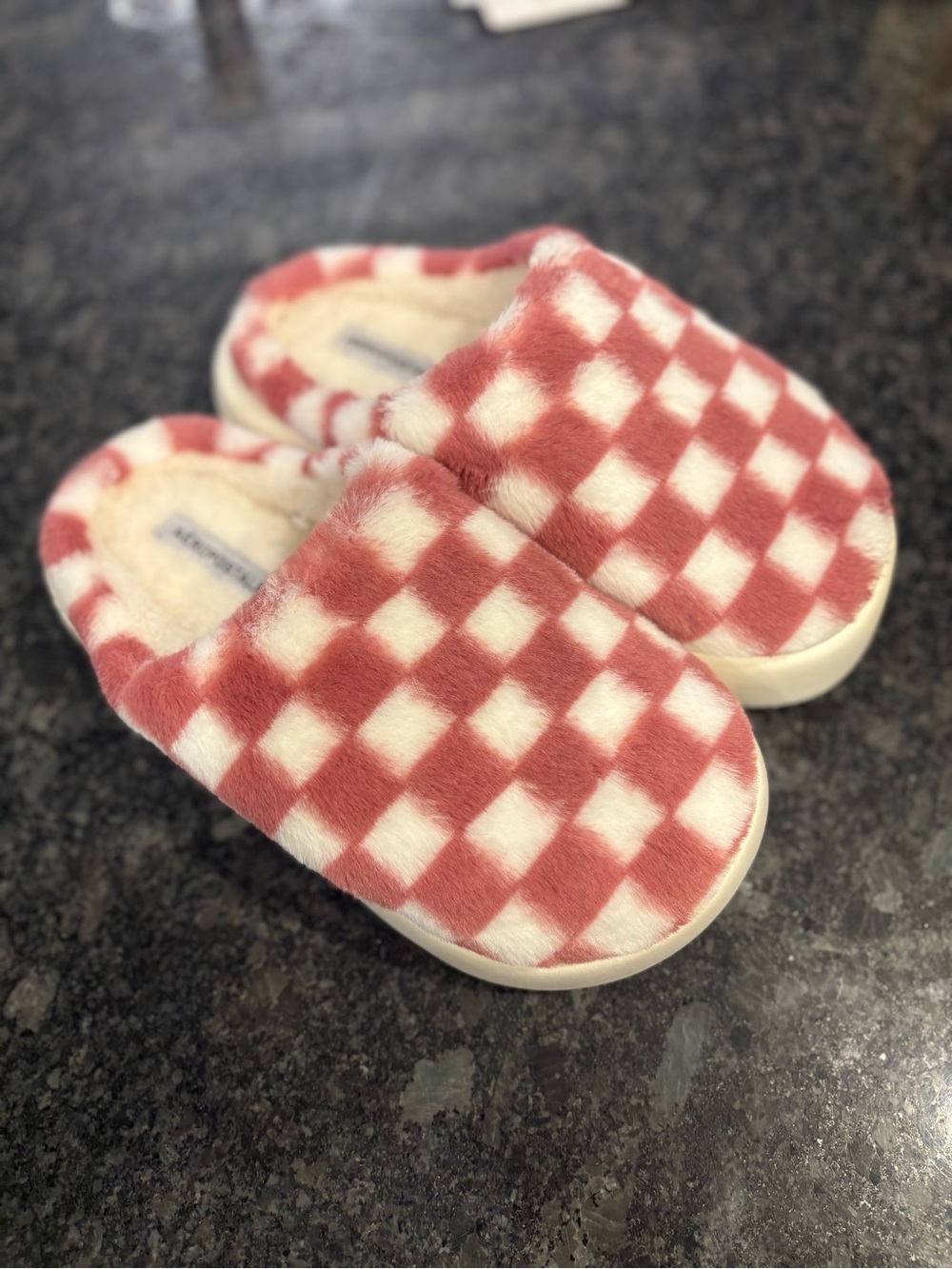 Aeropostale Fuzzy Checkered Slide Slippers in Pink and White